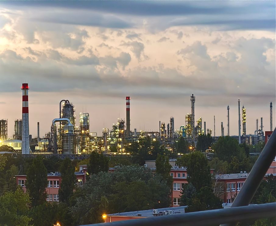 Velký výrobní závod, kde rizikový inženýr Tomáš Soukup hledá potenciální rizika