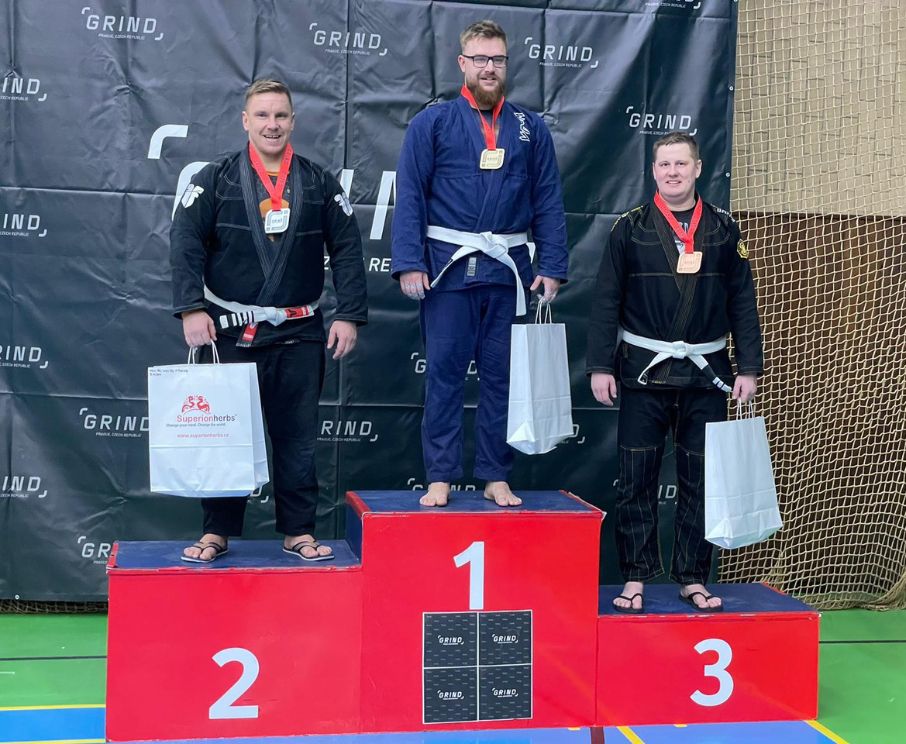 Rizikový inženýr Tomáš Soukup na stupních vítězů turnaje v brazilském jiu-jitsu